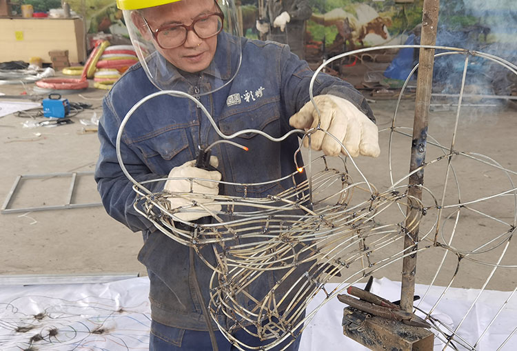 一支優(yōu)秀的自貢彩燈制作團隊應該如何組建？